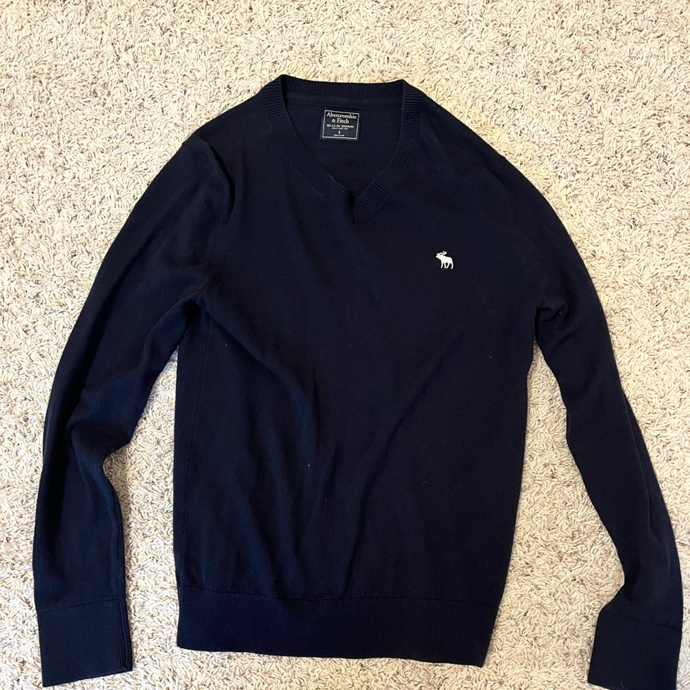 Men’s pre-loved size S navy Abercrombie V-Neck Sweater in very good condition.
